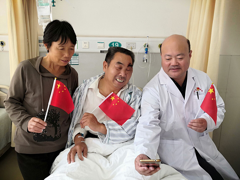 17 10月1日，华北医疗邢矿总医院表科二病区主任朱金华下夜班后与患者、眷属共同旁观建国70年庆祝大会。贝贝摄.jpg